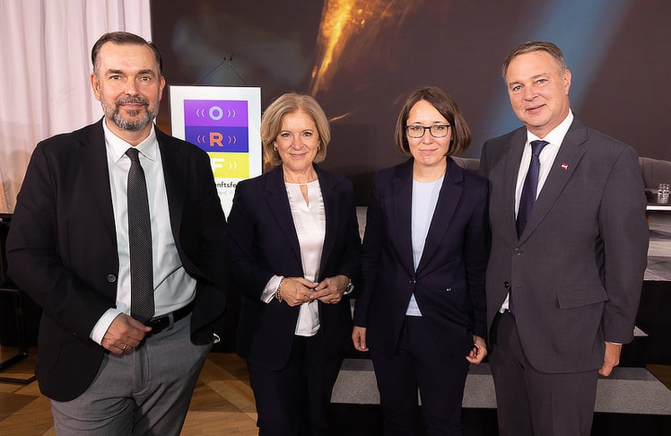 V.l.n.r.: Der designierte ORF-Generaldirektor Clemens Pig, ORF-Generaldirektorin Ingrid Thurnher, Journalistikprofessorin Annika Sehl und Vizekanzler sowie Medienminister Andreas Babler.