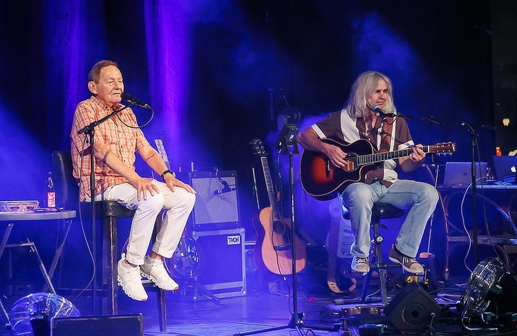 Wolfgang Ambros (l.) begleitet von Roland Vogl an der Gitarre