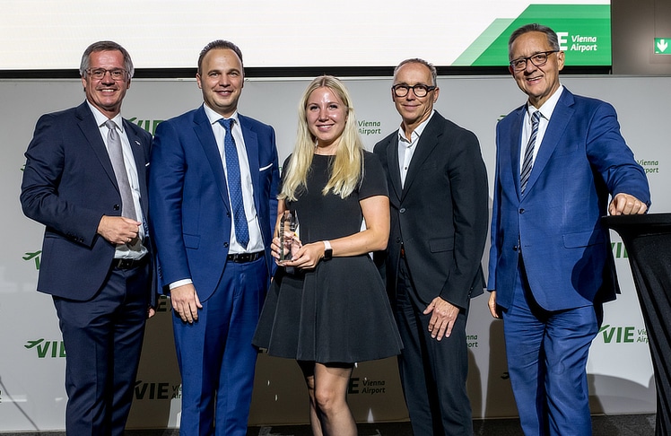 Die Auszeichnung als "Bester Dienstleister des Jahres" wurde von Wolfgang Scheibenpflug (1.v.l.) und Günther Ofner (1.v.r.) an die Raiffeisenbank Region Schwechat mit Yalcin Duman (2.v.l.), Johanna Cetin (3.v.l.) und Werner Schnitzer (4.v.l.) verliehen © Flughafen Wien