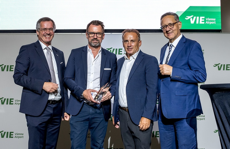 Der Award als "Cargo-Unternehmen des Jahres" wurde von Wolfgang Scheibenpflug (1.v.l.) und Günther Ofner (1.v.r.) an Quehenberger mit Robert Hartmann (2.v.l.) und Gerhard Haslauer (3.v.l.) übergeben © Flughafen Wien