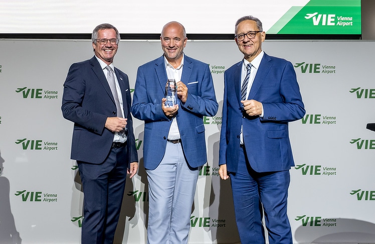 Michael Moll (2.v.l.) nahm den Vienna Airport Business Award für das ESA Phi-Lab Austria als "Innovator des Jahres" von Wolfgang Scheibenpflug (1.v.l.) und Günther Ofner (1.v.r.) entgegen © Flughafen Wien
