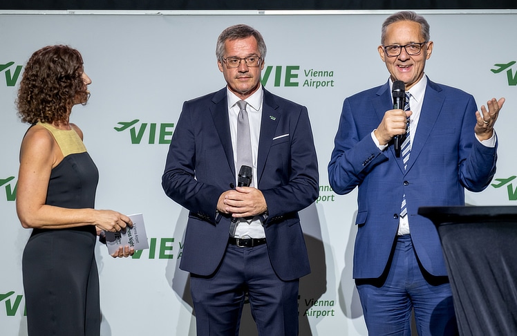 V.l.n.r.: Moderatorin Sandra König, Wolfgang Scheibenpflug, Geschäftsbereichsleiter Immobilien- und Standortmanagement und Flughafen Wien-Vorstand Günther Ofner auf der Bühne der Vienna Airport Business Night