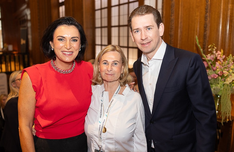 V.l.n.r.: Elisabeth Köstinger (Unternehmerin, Aufsichtsrätin, Investorin & Bundesministerin a.D.), Gabi Spiegelfeld (Initiatorin des KitzSummit) und Sebastian Kurz (Unternehmer, Investor & Bundeskanzler a.D.). © LEADERSNET / R. Brunhölzl