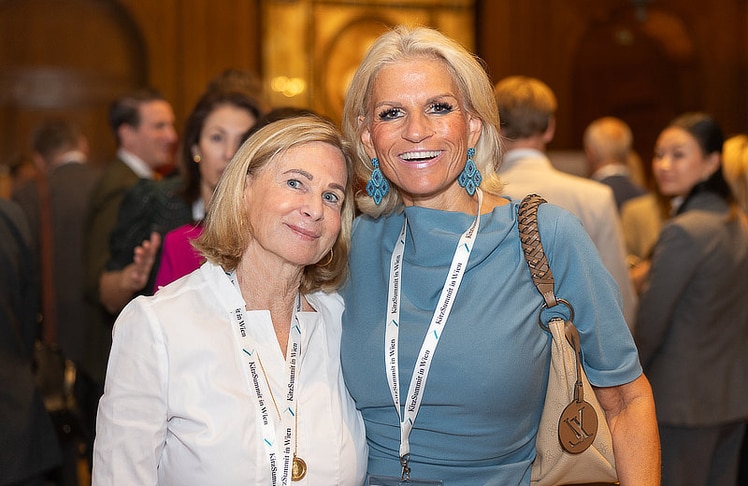 V.l.n.r.: Gabi Spiegelfeld (Initiatorin des KitzSummit) und Kathrin Zierhut-Kunz (Geschäftsführerin, ORF III) © LEADERSNET / R. Brunhölzl