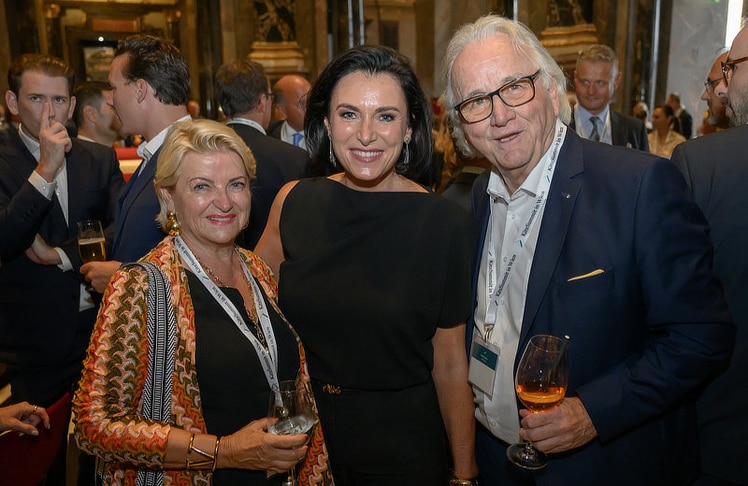 V.l.n.r.: Marlies Muhr (Geschäftsführerin, Marlies Muhr Immobilien GmbH), Elisabeth Köstinger (Unternehmerin, Aufsichtsrätin, Investorin & Bundesministerin a.D.) und Hans Harrer (Vorstandsvorsitzender, Senat der Wirtschaft Österreich) © LEADERSNET / H. Tremmel