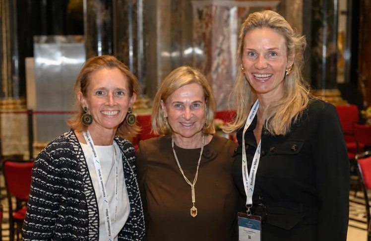 V.l.n.r.: Therese Niss (Vorstand, MINTality Stiftung), Gabi Spiegelfeld (Initiatorin des KitzSummit) und Antonia Stubenberg (Director, Exclusive Cars Vertrieb GmbH). © LEADERSNET / H. Tremmel