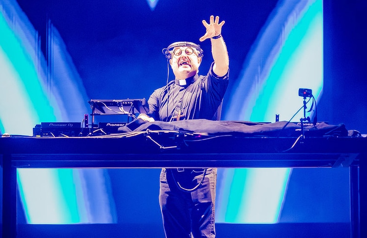 Im Anschluss übernahm Padre Guilherme die Seebühne und heizte dem Publikum mit seinem DJ-Set ordentlich ein.