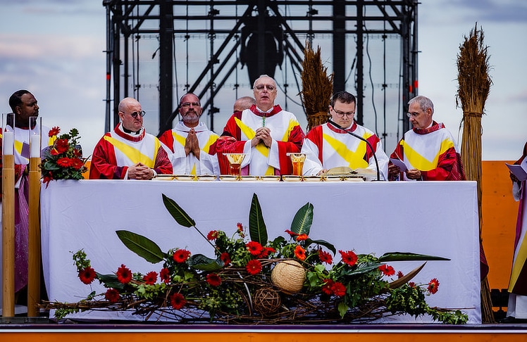 Den Auftakt bildete ein Gottesdienst vor rund 1.000 Menschen unter Leitung von Diözesanbischof Ägidius J. Zsifkovics.