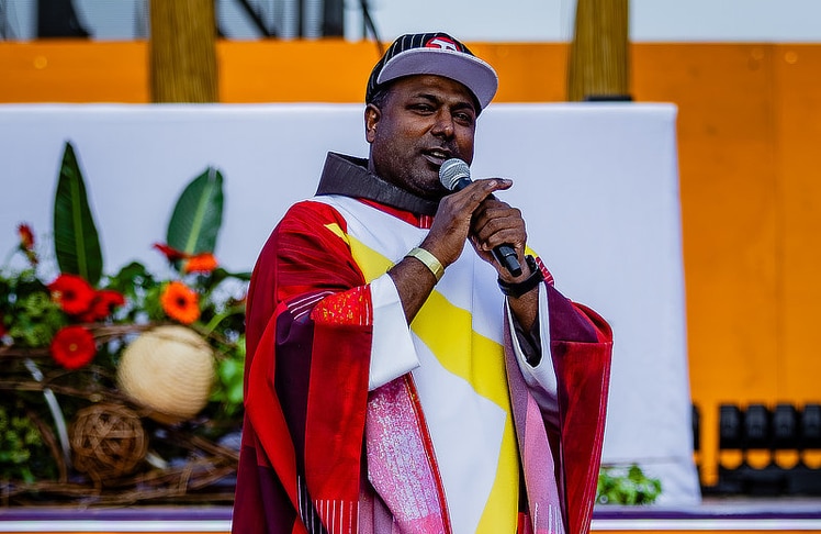 Pater Manuel Sandesh rappte seine Predigt.
