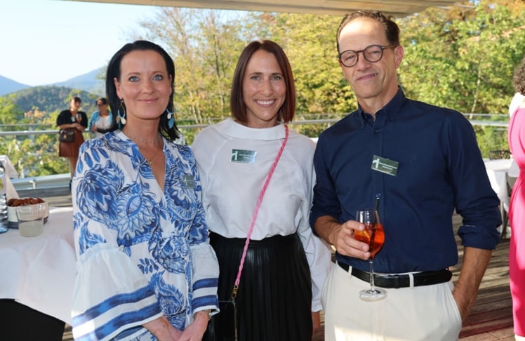 V.l.n.r: Allegra Frommer, Stefanie Ebster (Hogast Marketing & Kommunikation) und Klaus Buttenhauser am Vorabend in der Skybar Schlossberg
