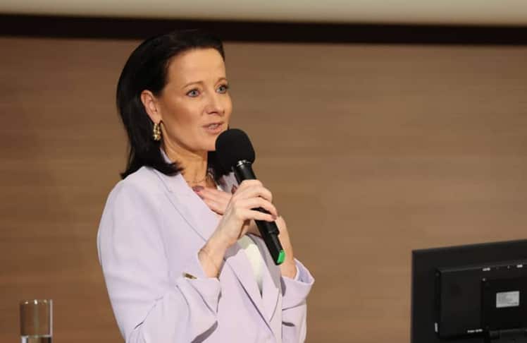 Allegra Frommer auf der Bühne bei den ersten Community Dialogen
