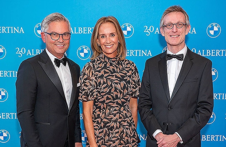 V.l.n.r.: Magnus Brunner (EU-Kommissar für Inneres und Migration) und Ehefrau Eva Brunner mit dem Generaldirektor der Albertina Ralph Gleis 