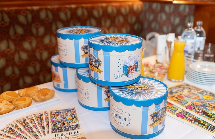 Die Jubiläumsbox des "Landtmann's Original Guglhupf" übernimmt die blau-weiße Farbgebung des Grand Chapiteau. Insgesamt sollen 1.000 Exemplare der Sonderedition produziert werden.