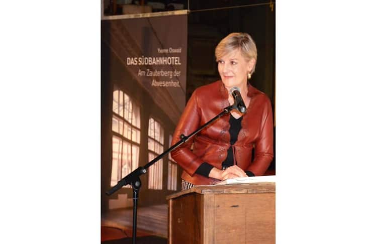 Yvonne Oswald spricht zur Eröffnung einer Ausstellung © Danielle Spera