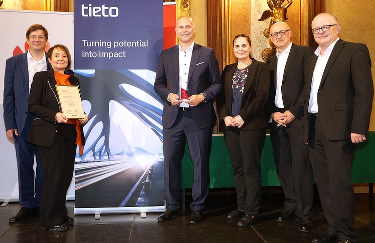 V.l.n.r.: Martin Szelgrad (Moderator Report Verlag), Sandra Bors (BUAK Online-Services), Robert Kaup (Geschäftsführer Tieto Austria und Head of Tieto Tech Consulting Central Europe) mit dem IT-Wirtschaftspreis "eAward 2026" in der Kategorie "Zukunftstechnologien", Margarita Glaser (Juristische Referentin für internationale Beziehungen bei BUAK), Oliver Poscher und Bernd Mitterlehner (beide Tieto Austria) sowie eAward-Partner Michael Nowak (Huawei) © Barbara Krobath