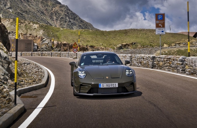 Die neue Außenlackierung "Valleygreenmetallic" wurde speziell für dieses Fahrzeug im Rahmen des "Farbe nach Wahl Plus"-Programms entwickelt. © Dr. Ing. h.c. F. Porsche AG/Porsche Holding