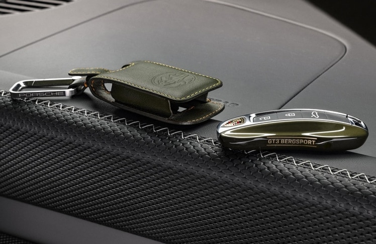 Selbst der Schlüssel und dessen Etui sind penibel an das Sondermodell angepasst. © Dr. Ing. h.c. F. Porsche AG/Porsche Holding