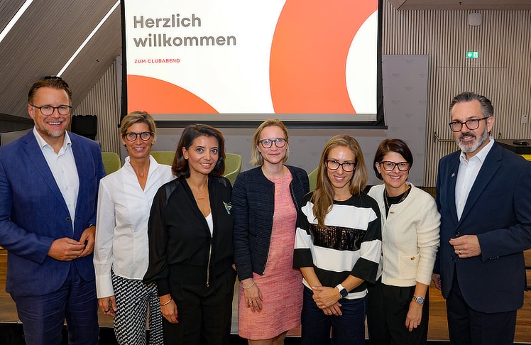 Die Speaker:innen des MCÖ-Clubabends (v.l.n.r.): Wilfried Lechner (Country Head of Marketing & Communication, Wienerberger), Charlotte Hager (Motivforschungs- und Neuromarketing-Expertin), Hengameh M. Rabbani (Gründerin und Geschäftsführerin, Liatris Experience & Communication), Christiana Wohlgemuth-Engel (Head of KAM, Österreichische Post), Nicole Schlögl-Slavik (Vorstandsmitglied des MCÖ und VP Marketing & Produktmanagement bei der Österreichischen Post), Regina Loster (Geschäftsführerin des Marketing Club Österreich) und David Corcoran (Gründer von Resonant Personal Development).