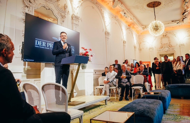 "Pragmaticus"-Geschäftsführer Jürgen Moosleithner bei seiner Ansprache vor dem Publikum.