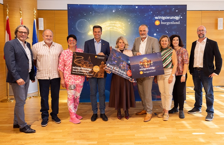 Vertreter:innen der Initiative Winterwunder Burgenland: Landtagsabgeordneter Bürgermeister Gerhard Hutter aus Bad Sauerbrunn, Ehepaar Gollnhuber (Weihnachtshaus Bad Tatzmannsdorf), Burgenland Tourismus-Geschäftsführer Didi Tunkel, KBB-Geschäftsführerin Claudia Priber, Landeshauptmann Hans Peter Doskozil, Mörbisch-Bürgermeisterin Bettina Zentgraf, Carina Halwaz (Gemeinde Mörbisch am See) und Podersdorf Tourismus-Geschäftsführer Rene Lentsch © Burgenland Tourismus