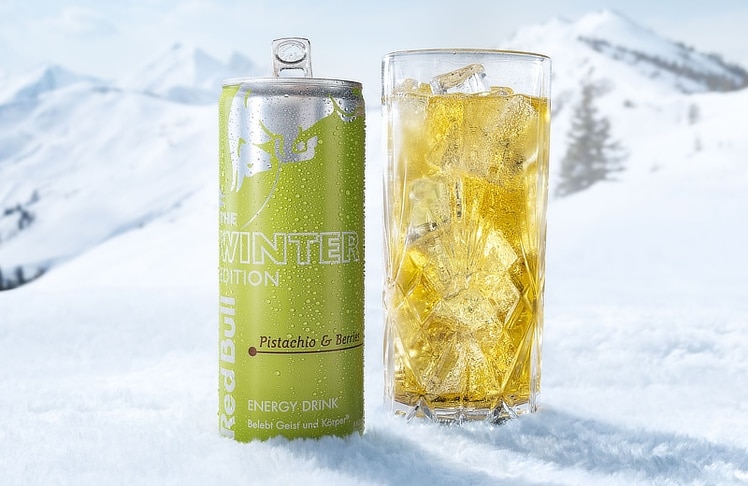 Das neue Red Bull "Pistachio & Berries" gibt es sowohl in der zuckerhaltigen als auch zuckerfreien Variante. 