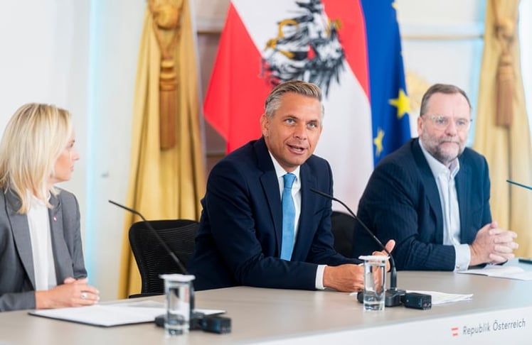 Am 16. September 2026 nahmen (v.l.n.r.) Staatssekretärin Michaela Schmidt, Bundesminister Wolfgang Hattmannsdorfer und Staatssekretär Sepp Schellhorn am Pressefoyer nach dem Ministerrat teil.