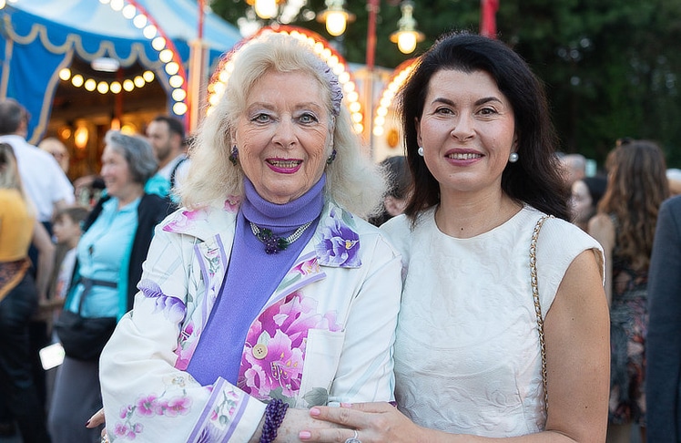 Grande Dame Birgit Sarata (l.) und Opernsängerin Zoryana Kushpler. © LEADERSNET / R. Brunhölzl