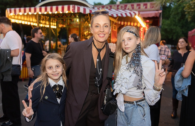 Schauspielerin Lilian Klebow mit Tochter und Freundin. © LEADERSNET / R. Brunhölzl