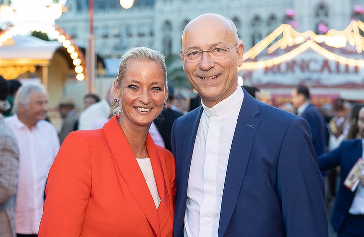 Nathalie Nemec und Wiener Dompfarrer Toni Faber. © LEADERSNET / R. Brunhölzl