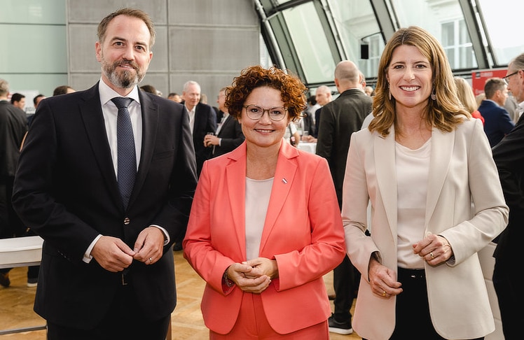V.l.n.r.: Michael Baminger (Präsident von Oesterreichs Energie), Elisabeth Zehetner (Staatssekretärin für Energie, Startups und Tourismus) und Barbara Schmidt (Generalsekretärin von Oesterreichs Energie).