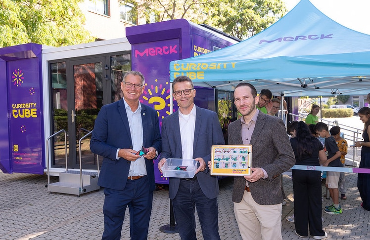 V.l.n.r.: Georg Papai (Bezirksvorsteher für den 21. Bezirk), Matthias Gauly (Rektor Veterinärmedizinische Universität Wien) und Chris Neff (Geschäftsführer Merck Österreich).