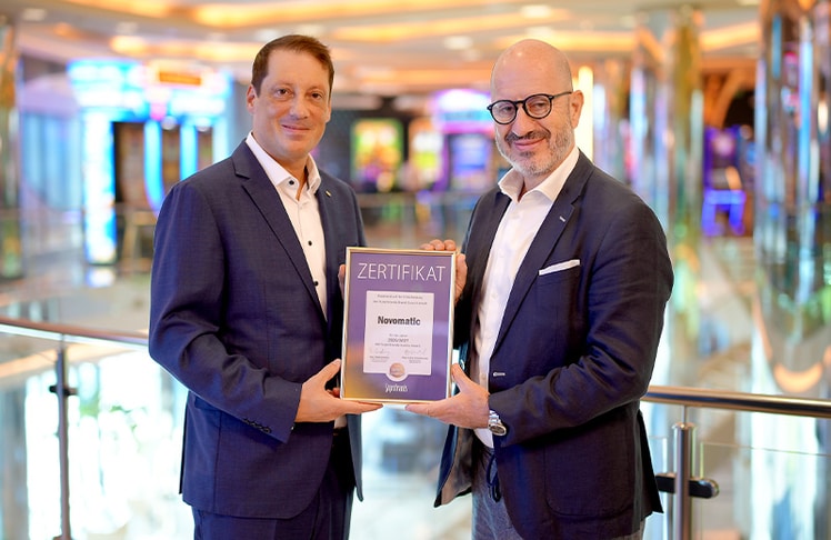 Mag. Stefan Krenn, Vorstand der NOVOMATIC AG und Regional Director von Superbrands Austria, Mag. András Wiszkidenszky bei der feierlichen Übergabe des Superbrands-Siegels © Novomatic