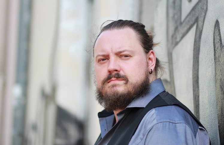 Martin Piekar (Deutschland/Polen): Vielfach ausgezeichneter Lyriker und Vorleser von seltener Energie; sein Romandebüt "Vom Fällen eines Stammbaums" erzählt von Krankheit, Flucht und Entwurzelung. © Charlotte Werndt