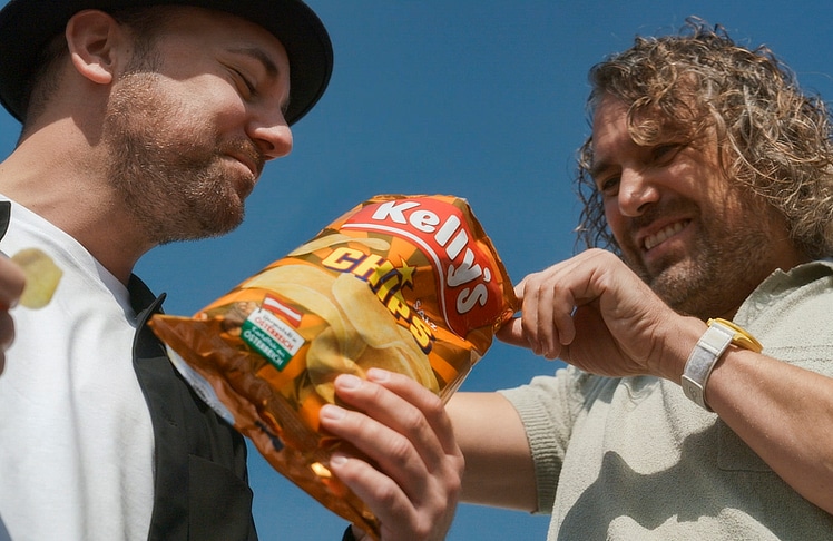 Zum Auftakt besuchen Pascal Kitzmüller (links) und Karl Löwenherz die Kelly's Chipsfabrik © ServusTV/Matthias Sebening/Bilderfest