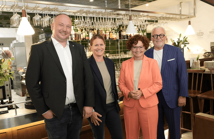 V.l.n.r.: Christoph Hundseder (Geschäftsführer Lohberger), Romana Klocker (Geschäftsführerin Lohberger), Elisabeth Zehetner (Staatssekretärin für Tourismus) und Wolfgang Rosam (Herausgeber Falstaff).