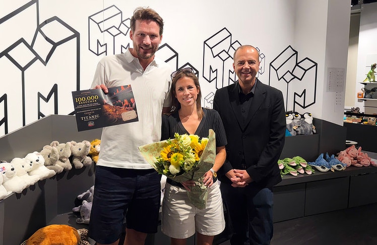 Immersium:Wien-CEO Markus Beyr (r.) begrüßte Patrick und Franziska Fieth, die die Ausstellung mit ihrem vierjährigen Sohn Friedrich besuchten, als 100.000ster Gast.