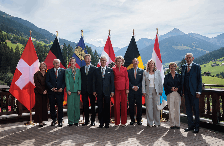 V.l.n.r.: Elke Büdenbender, der deutsche Bundespräsident Frank-Walter Steinmeier, Erbprinzessin Sophie, Alois von und zu Liechtenstein, König Philippe von Belgien, Königin Mathilde von Belgien, Großherzog Guillaume V. von Luxemburg, Großherzogin Stephanie von Luxemburg, Doris Schmidauer und Bundespräsident Alexander Van der Bellen © Peter Lechner/HBF