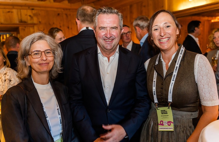 V.l.n.r.: Eva Schinkinger (Finanzvorständin und CFO, Energie AG Oberösterreich), Rainer Schnabl (RBI-Vorstandsmitglied für CIB Products & Solutions) und Nicole Reitinger (CFO, Ikea Österreich).