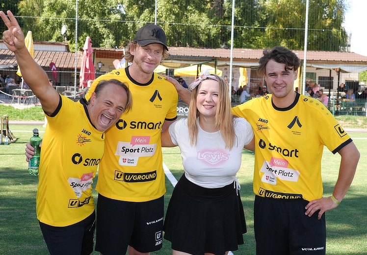 Musikstars erspielten beim Band Fußball Cup 5.000 Euro für den guten Zweck