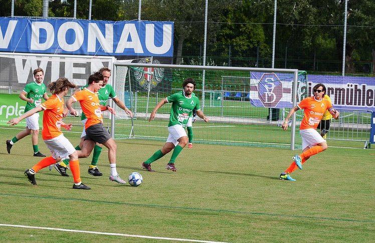 Turbobier-Frontmann und Teamchef Marco Pogo (r.) stand mit seiner Mannschaft "Turbine Simmering" auf dem Rasen.