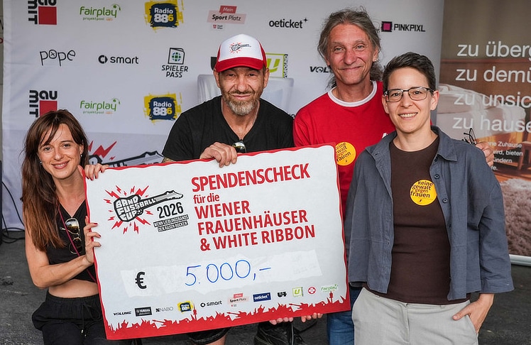 V.l.n.r.: Veranstalterin Irena Blagojević und Initiator Roman Gregory überreichten einen Spendenscheck über 5.000 Euro an Romeo Bissuti (Obmann von White Ribbon Österreich) und Julia Brož (Geschäftsführerin der Wiener Frauenhäuser).