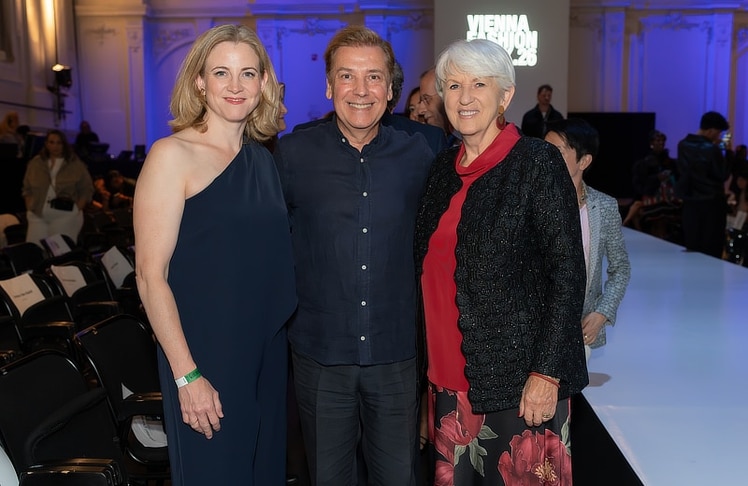 V.l.n.r.: Bundesministerin Beate Meinl-Reisinger, Designer Atıl Kutoğlu und Maria Rauch-Kallat.