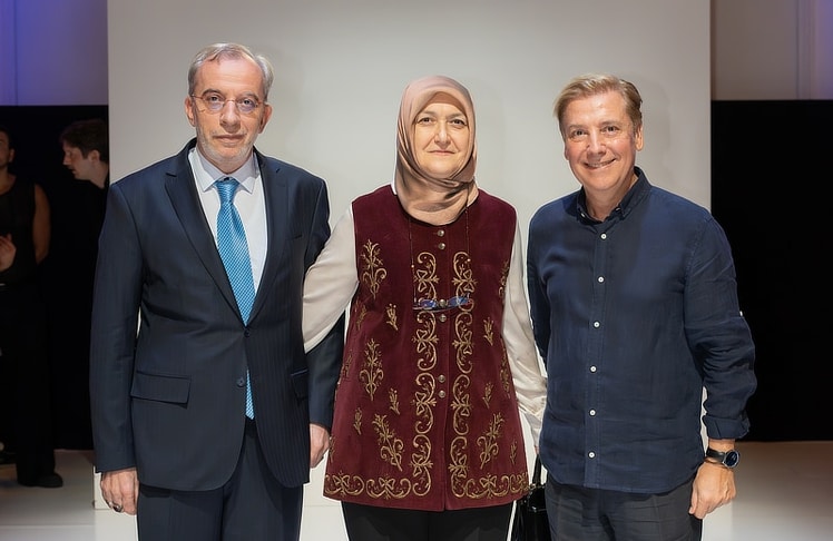 V.l.n.r. S.E. Gürsel Dönmez (Botschafter der Türkei), Asiye Dönmez (Gattin des Türkischen Botschafters) und Atıl Kutoğlu.