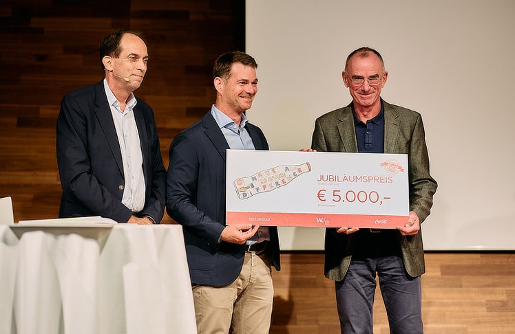 Paul Frauendorfer (Grow Together; r.) freute sich über 5.000 Euro Preisgeld. Christian Horak (Senior Advisor, EY-Parthenon Management Consulting; l.) und Wolfgang Weixelbaumer (Country Manager, Coca-Cola Österreich) gratulierten.