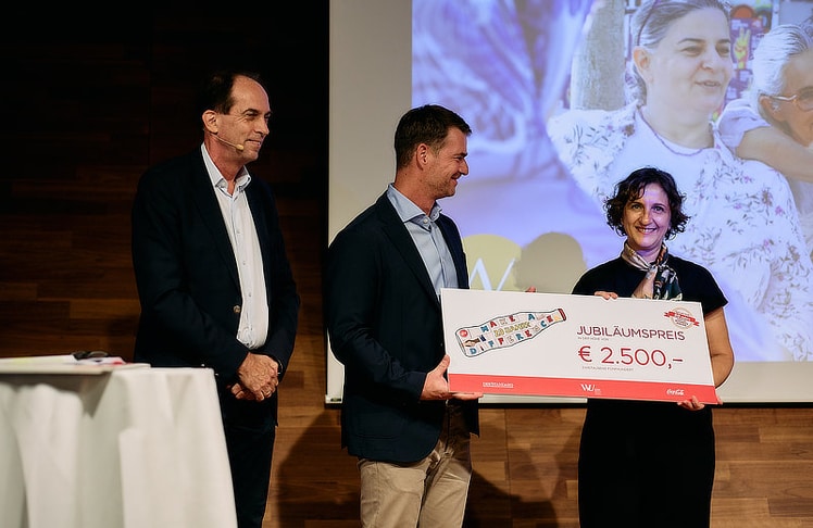 Ayten Pacariz (Nachbarinnen) nahm 2.500 Euro Preisgeld entgegen; Christian Horak (Senior Advisor, EY-Parthenon Management Consulting; l.) und Wolfgang Weixelbaumer (Country Manager, Coca-Cola Österreich) gratulierten.