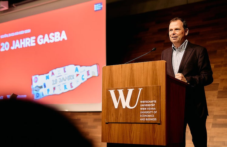 Awardinitiator Philipp Bodzenta (Public Affairs Director, Coca-Cola Österreich) thematisierte in seiner Eröffnungsrede die Geschichte der Auszeichnung.