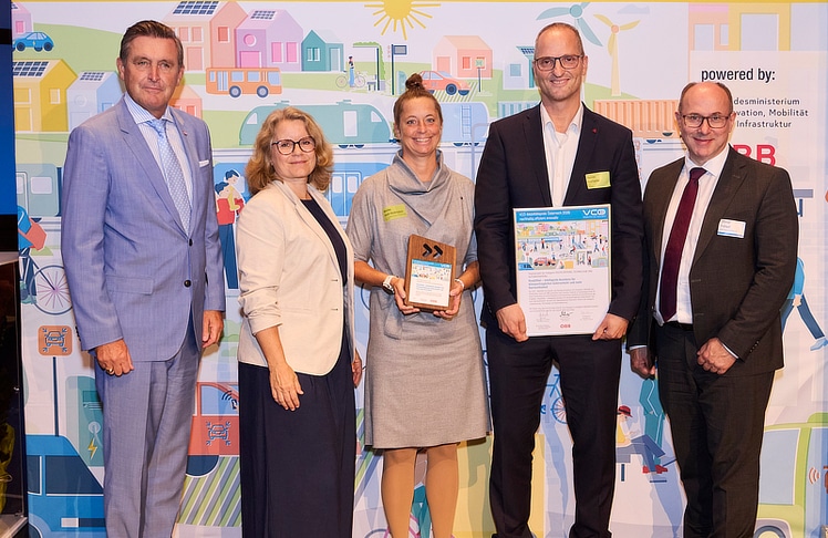 V.l.n.r.: Peter Hanke (Mobilitätsminister), Ulla Rasmussen (VCÖ-Geschäftsführerin), Monika Riedl-Riedenstein (Leiterin des Projekts am AIT), Hannes Eberharter (Head of R&D, Künz GmbH) und Otmar Frühauf, Vorstand ÖBB Personenverkehr AG © VCÖ/Ben Leitner