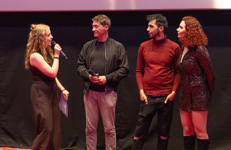 V.l.n.r.: Im Anschluss sprach Moderatorin Sophie Peraus im Kinosaal unter anderem mit Chris Hirschhäuser (Kamera und Produktion), Enrico Saller (Regie, Drehbuch und Produktion) und Marina Hoeft (Regie, Schnitt und Produktion), die einen Einblick hinter die Kulissen gewährten.