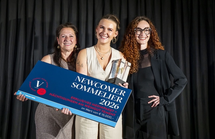 V.l.n.r.: Annemarie Foidl, Präsidentin der Sommelier Union; Siegerin Simone Furtllehner mit Laudatorin Julia Zötsch, Geschäftsführerin Kalk&Kegel