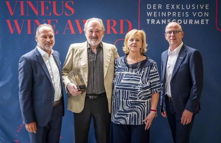 V.l.n.r.: Thomas Panholzer, Geschäftsführer Transgourmet Österreich; Preisträger Hans und Anita Nittnaus mit Andreas Hayder, Abteilungsleiter Getränke, Category Management und Einkauf